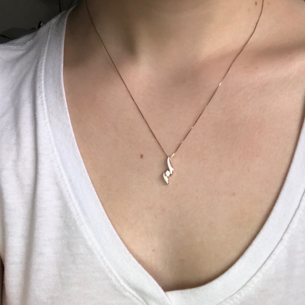 Real gold necklace with a diamond in the center